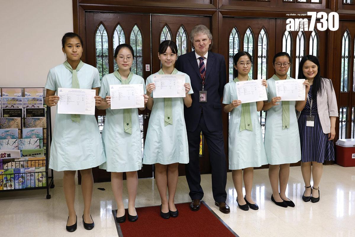 德望學校狀元鄭苡晴(左三)。(林俊源攝)