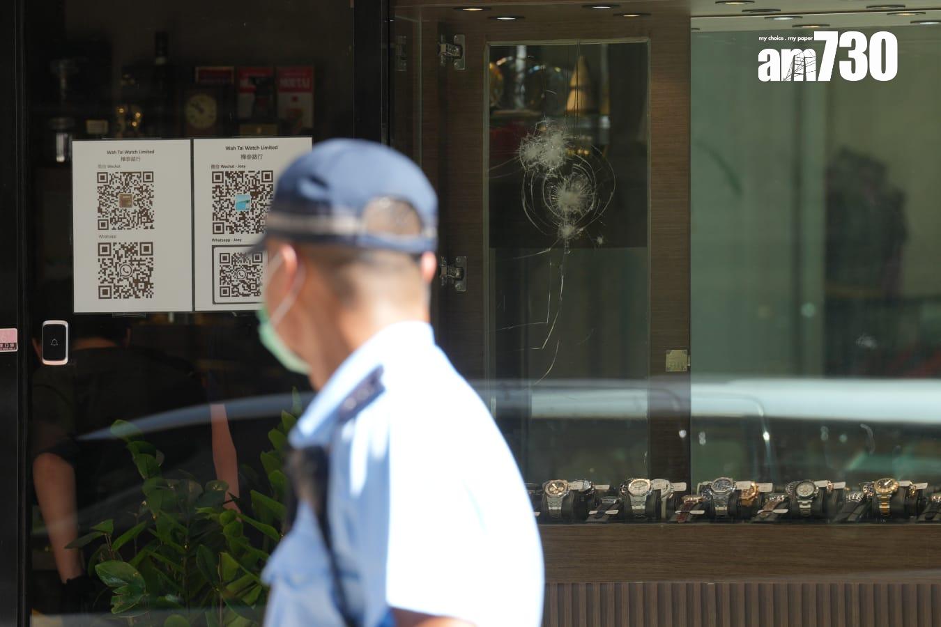 尖沙咀麼地道錶行遭賊人持刀鎚行劫 賊人坐私家車逃去警正追緝 (持續更新)