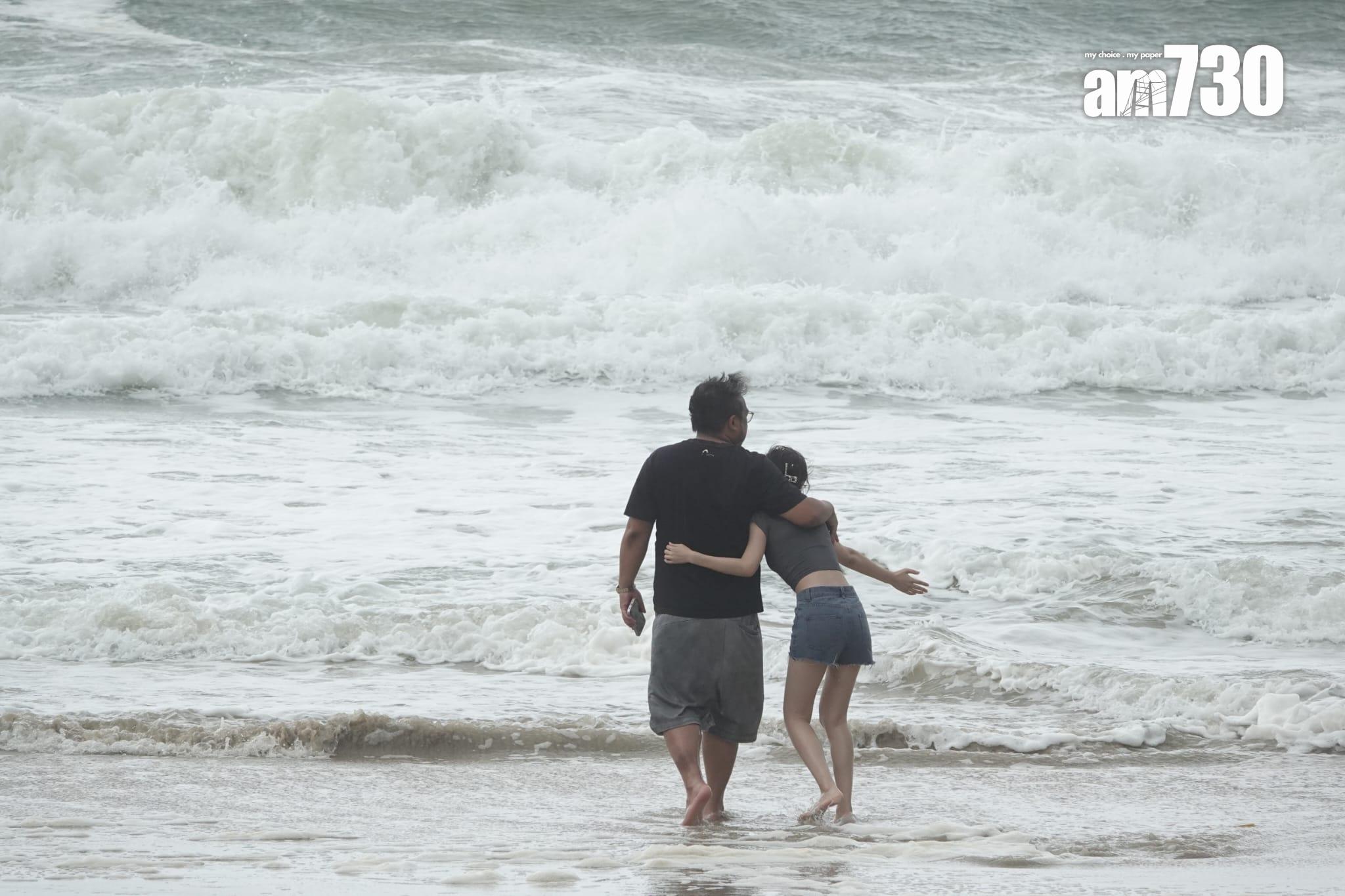 颱風泰利|八號風球巿民無懼風浪到海灘玩樂。(陳奕釗攝)