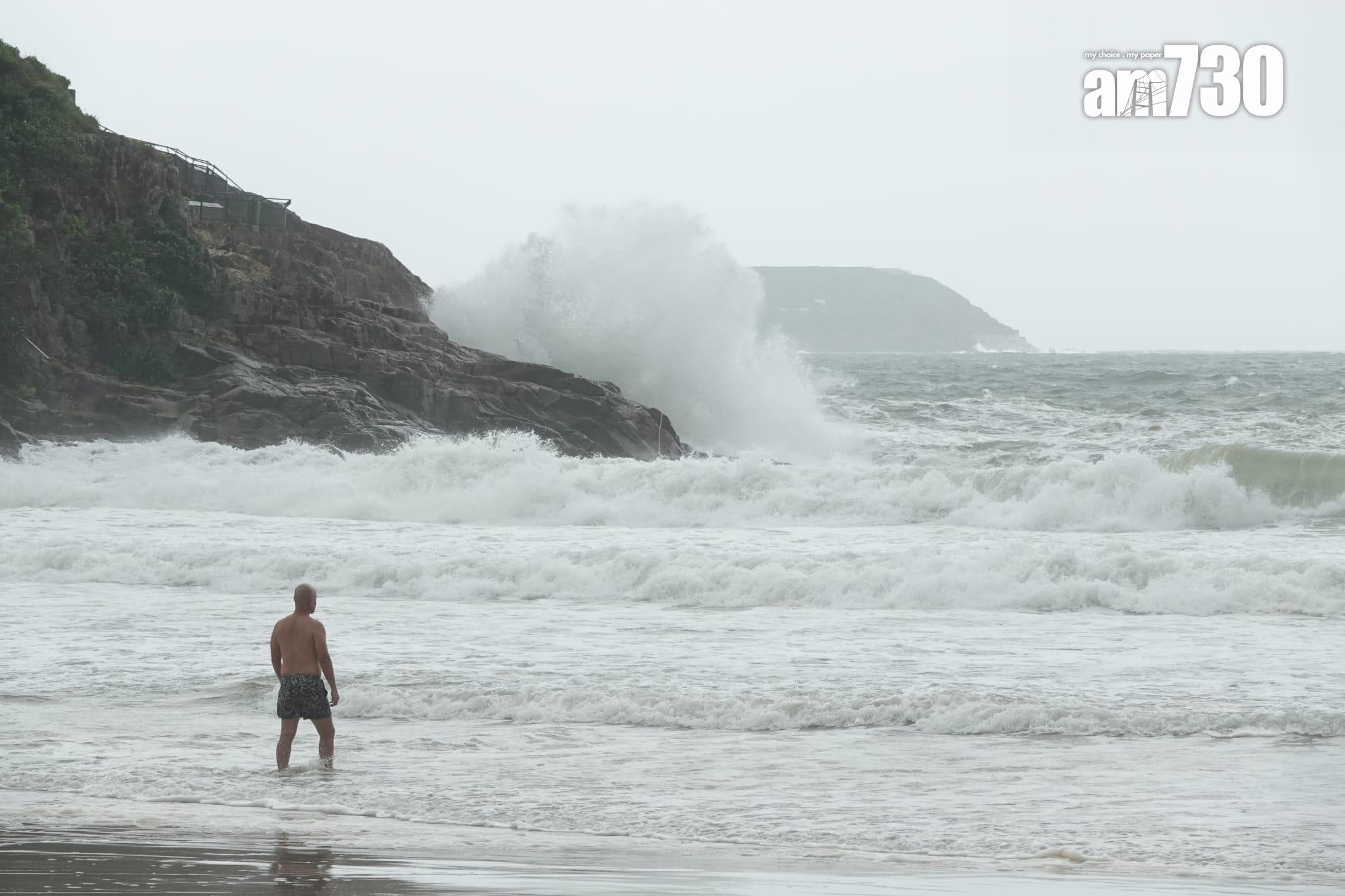 颱風泰利|八號風球巿民無懼風浪到海灘玩樂。(陳奕釗攝)