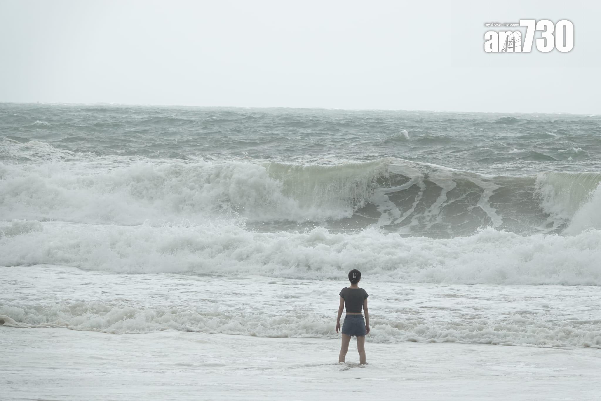 颱風泰利|八號風球巿民無懼風浪到海灘玩樂。(陳奕釗攝)