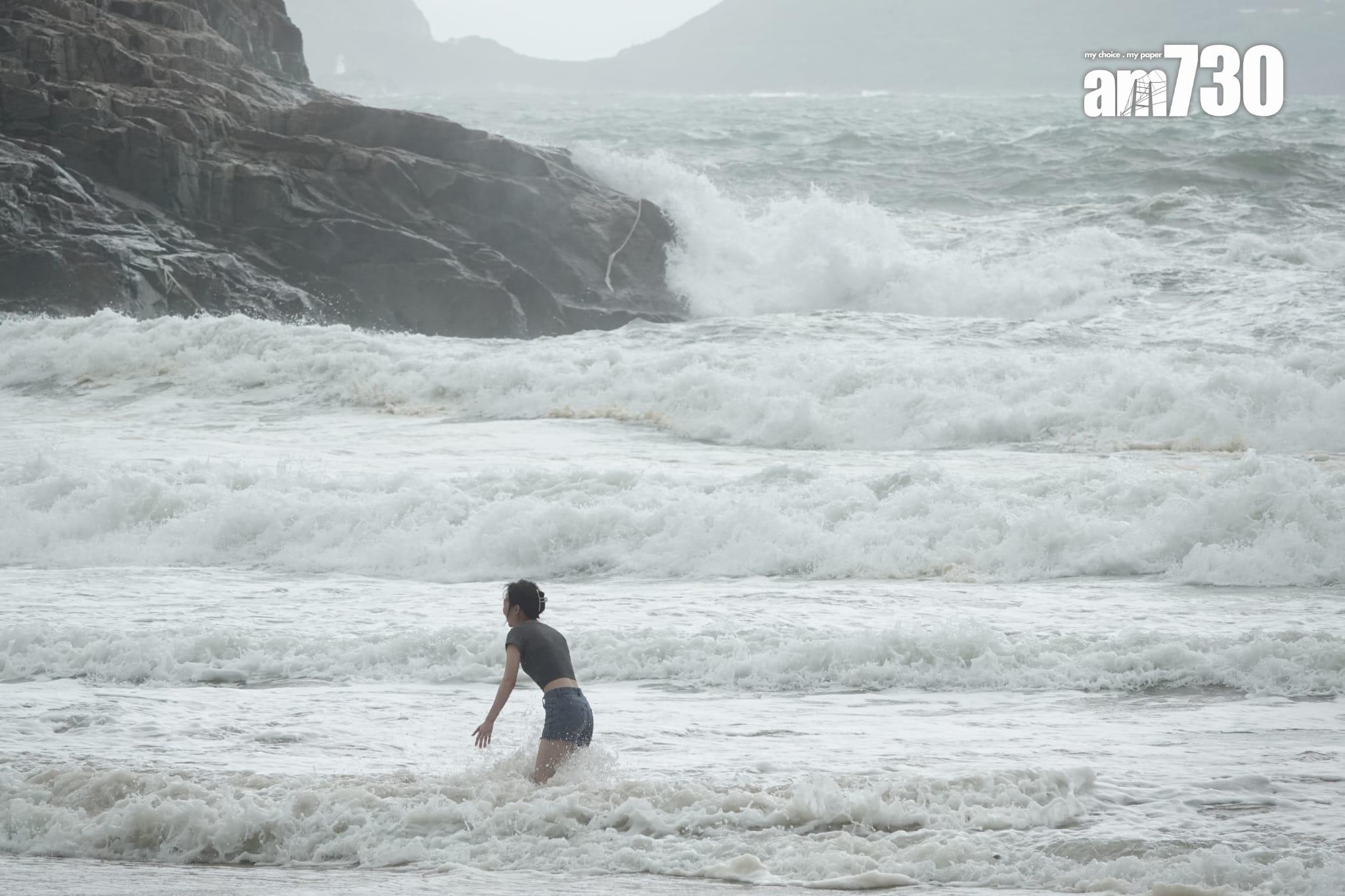 颱風泰利|八號風球巿民無懼風浪到海灘玩樂。(陳奕釗攝)