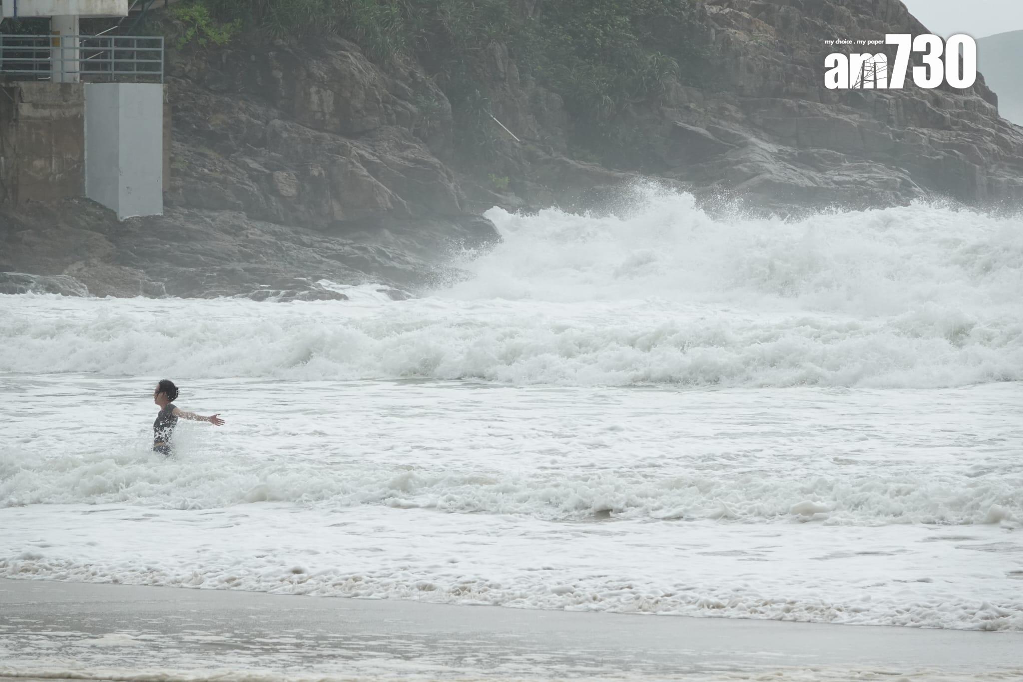 颱風泰利|八號風球巿民無懼風浪到海灘玩樂。(陳奕釗攝)