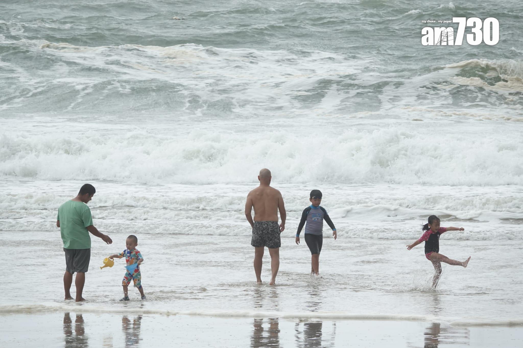 颱風泰利|八號風球巿民無懼風浪到海灘玩樂。(陳奕釗攝)