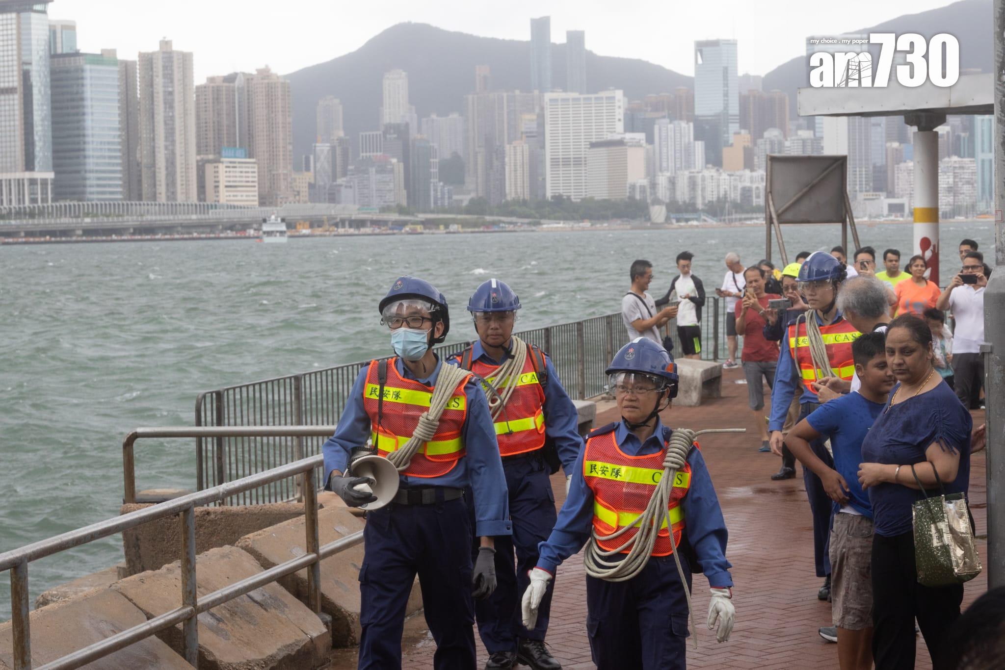 颱風泰利|八號風球下巿民無懼風浪到紅磡碼頭岸邊觀浪(蘇文傑攝)