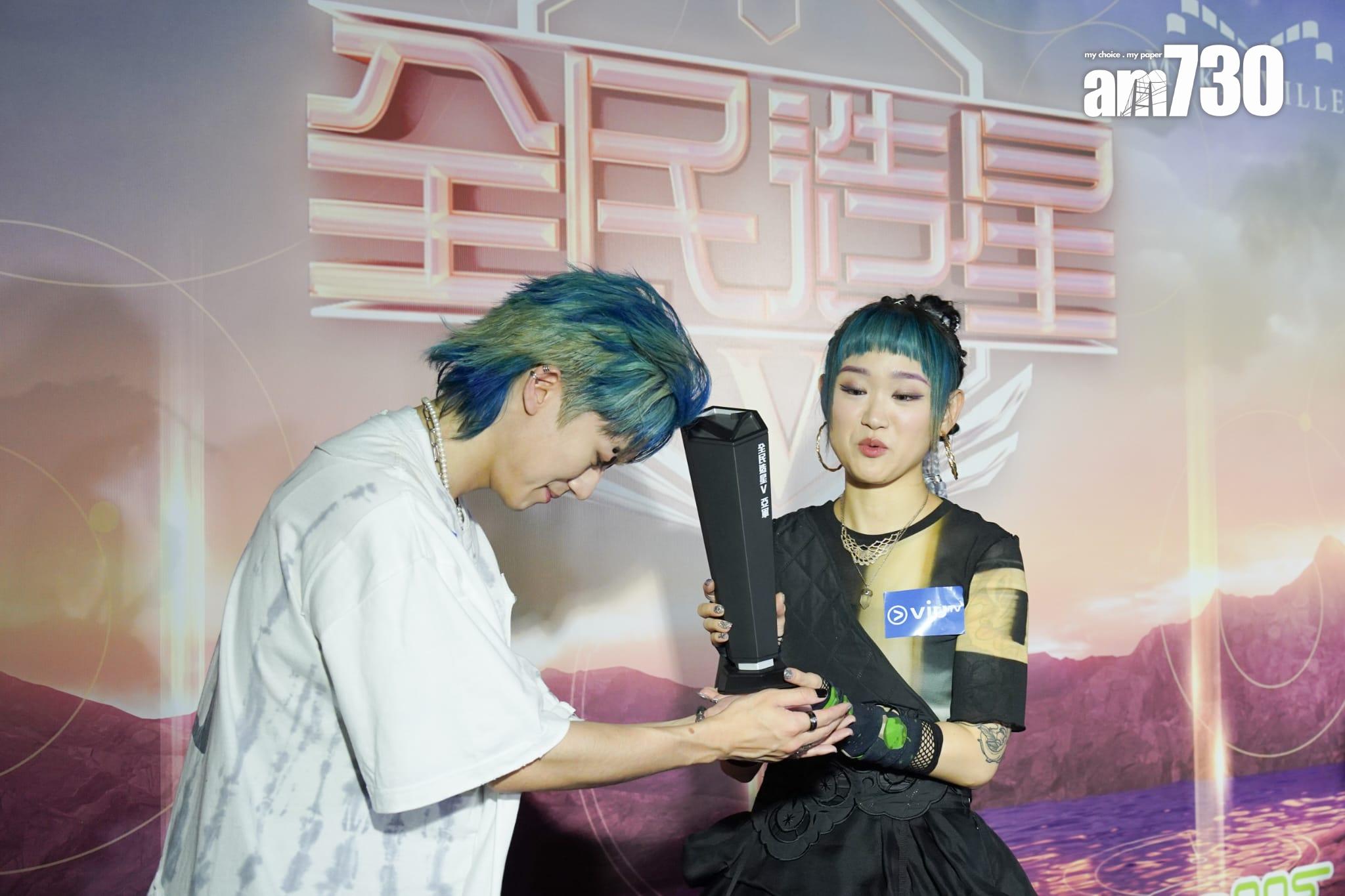 男友KC奪得亞軍,Win Win親自「頒獎」。(李睿哲攝)