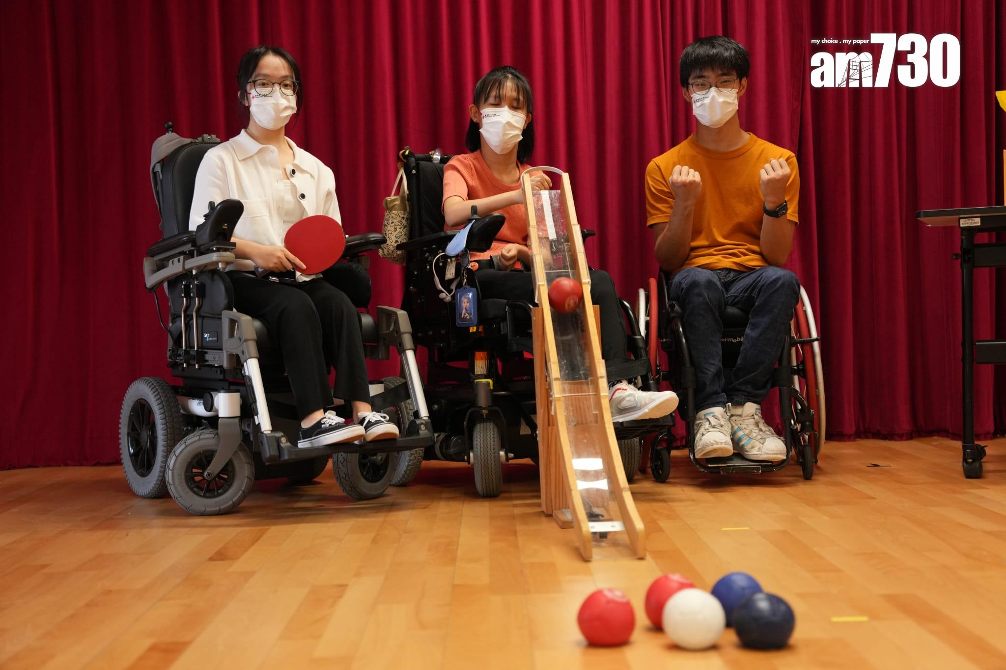 3名身體殘障的考生,左起袁泳琪、陳可欣及周朗浩,克服身體障礙,獲大學取錄。(陳奕釗攝)