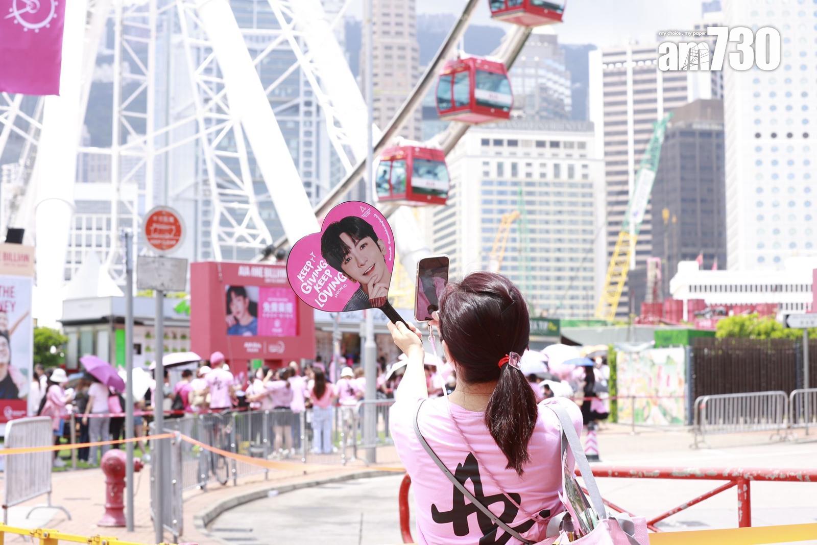 大批神徒下晝齊集中環打卡。