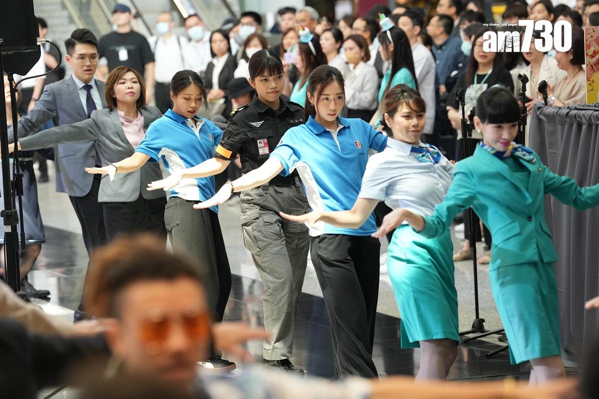 赤鱲角機場今日啟用25周年,機管局喺客運大樓舉行慶祝活動,包括邀請舞蹈員到場跳舞。(陳奕釗攝)