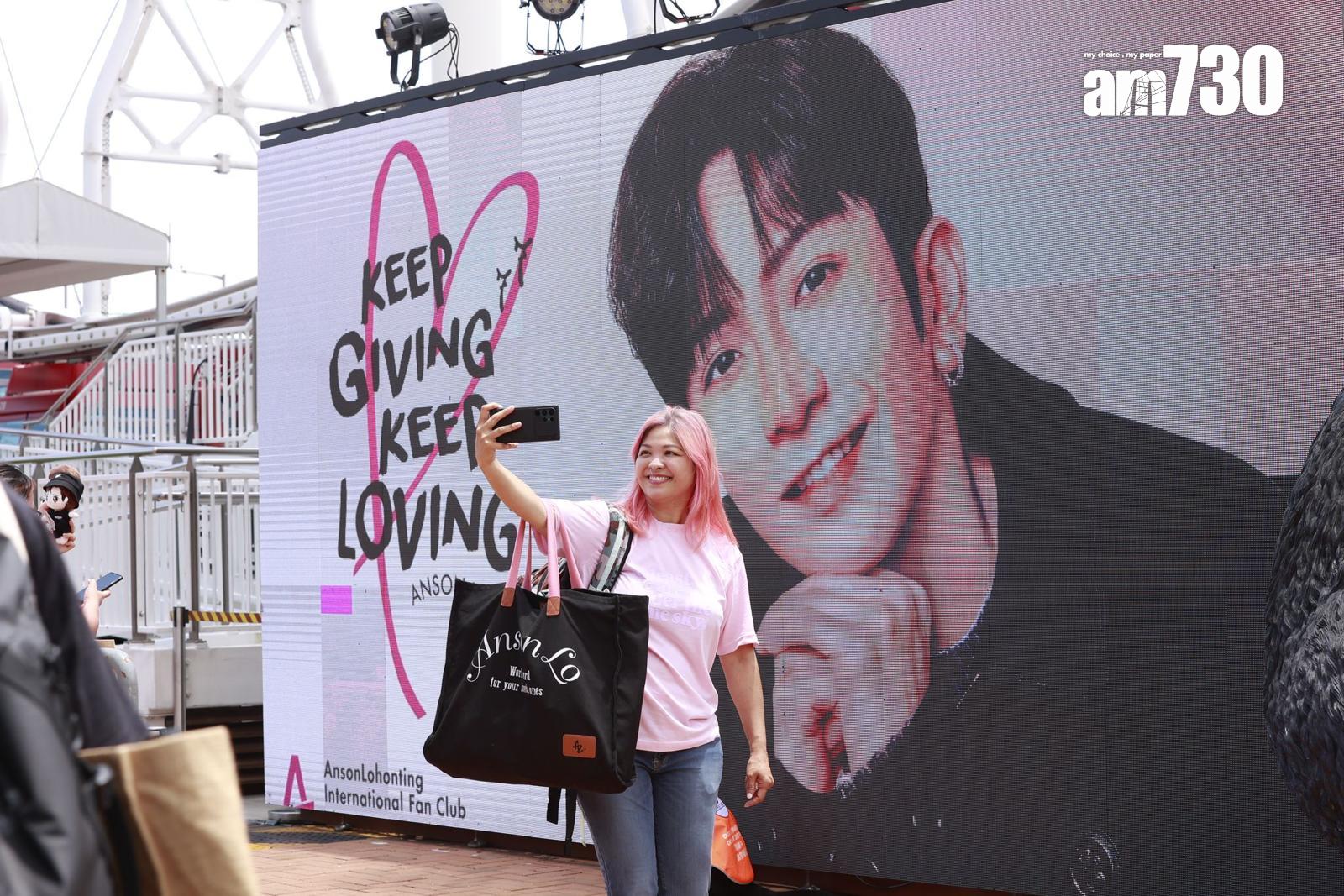 大批神徒下晝齊集中環打卡。