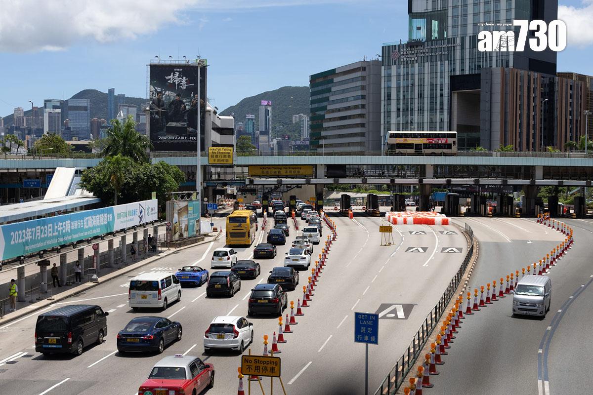 紅磡海底隧道改用「易通行」後首日運作。(蘇文傑攝)