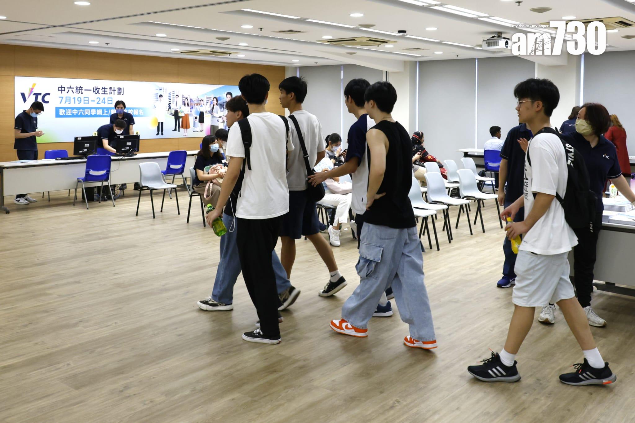 有約40名考生今早11時到長沙灣的香港專業教育學院(IVE)等候報讀課程。(林俊源攝)