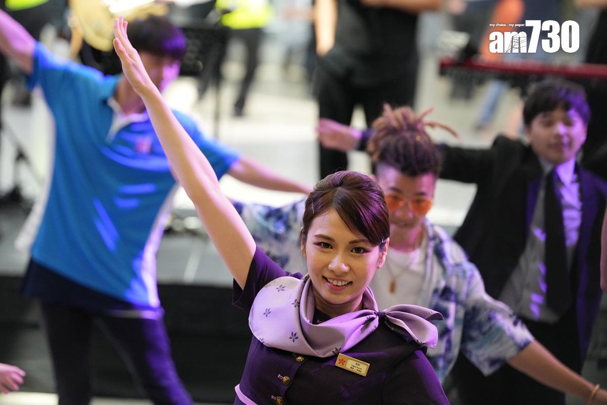 赤鱲角機場今日啟用25周年,機管局喺客運大樓舉行慶祝活動,包括邀請舞蹈員到場跳舞。(陳奕釗攝)