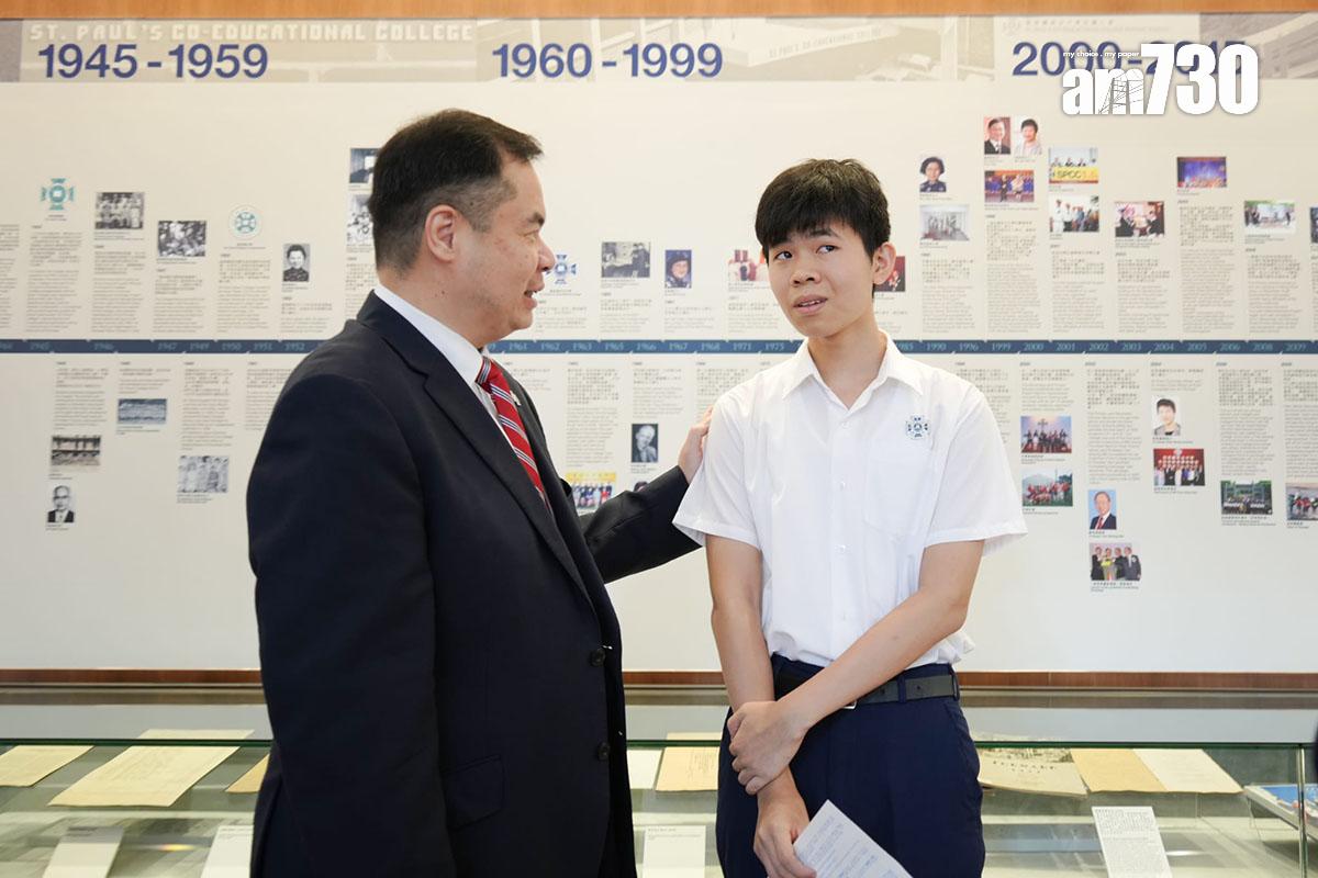 聖保羅男女中學「超級狀元」藍仲宏(右)。(李睿哲攝)
