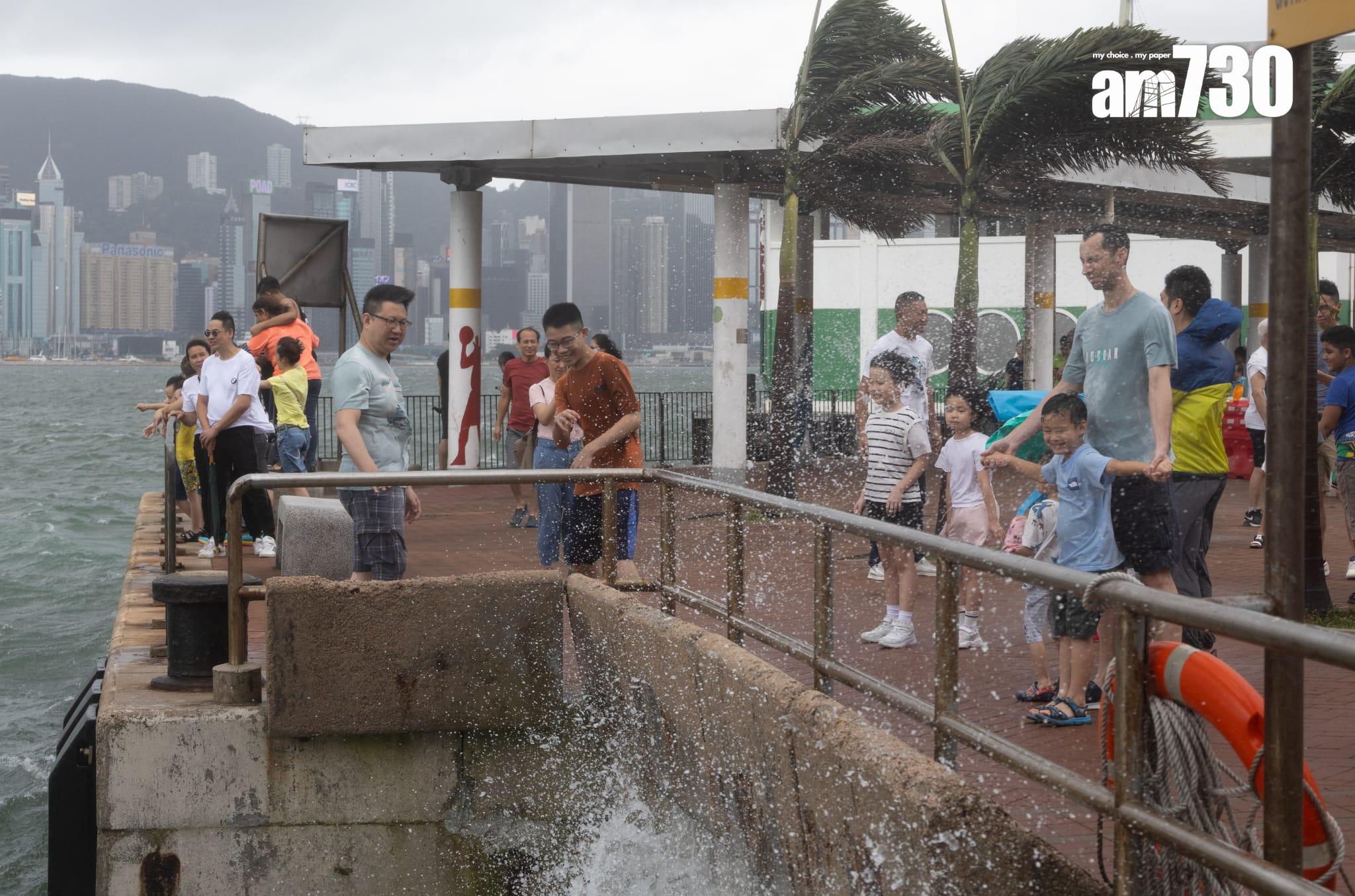 八號風球下巿民無懼風浪到紅磡碼頭岸邊觀浪。(蘇文傑攝)
