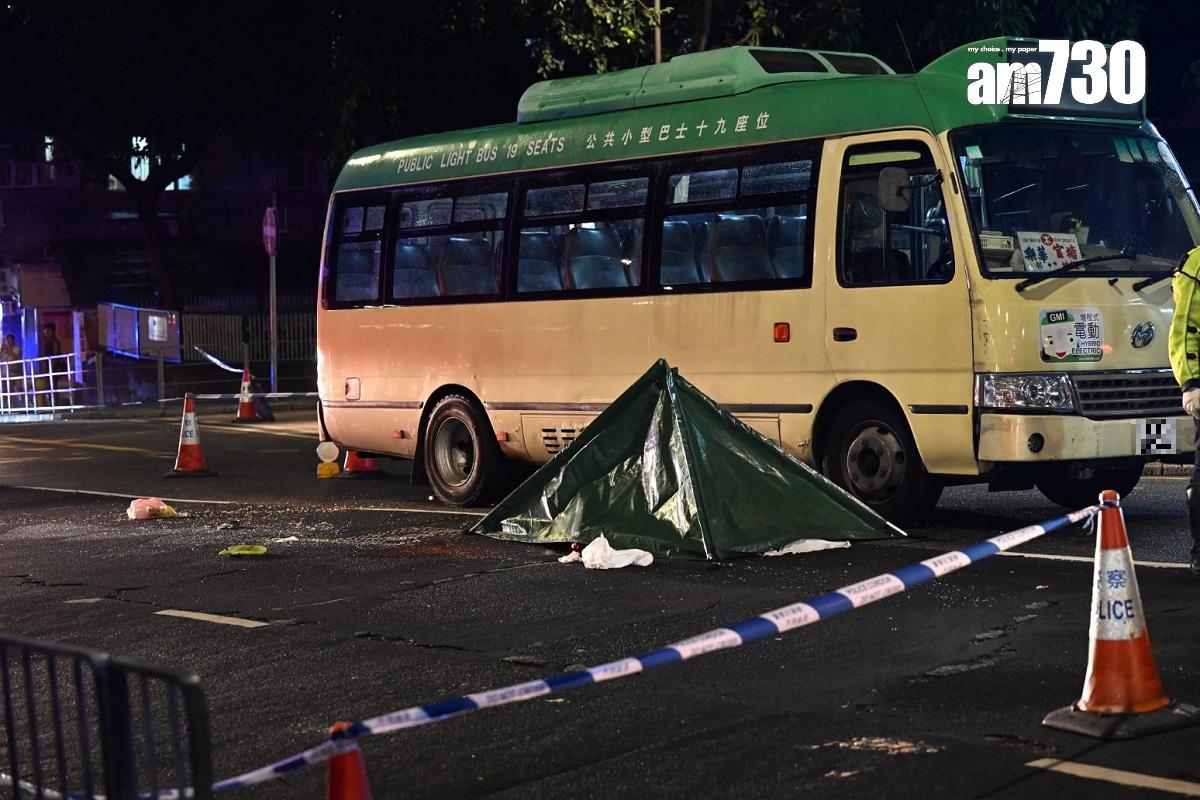 康寧道發生致命交通意外,地上遺有一個環保袋和其他雜物。(陳奕釗攝)