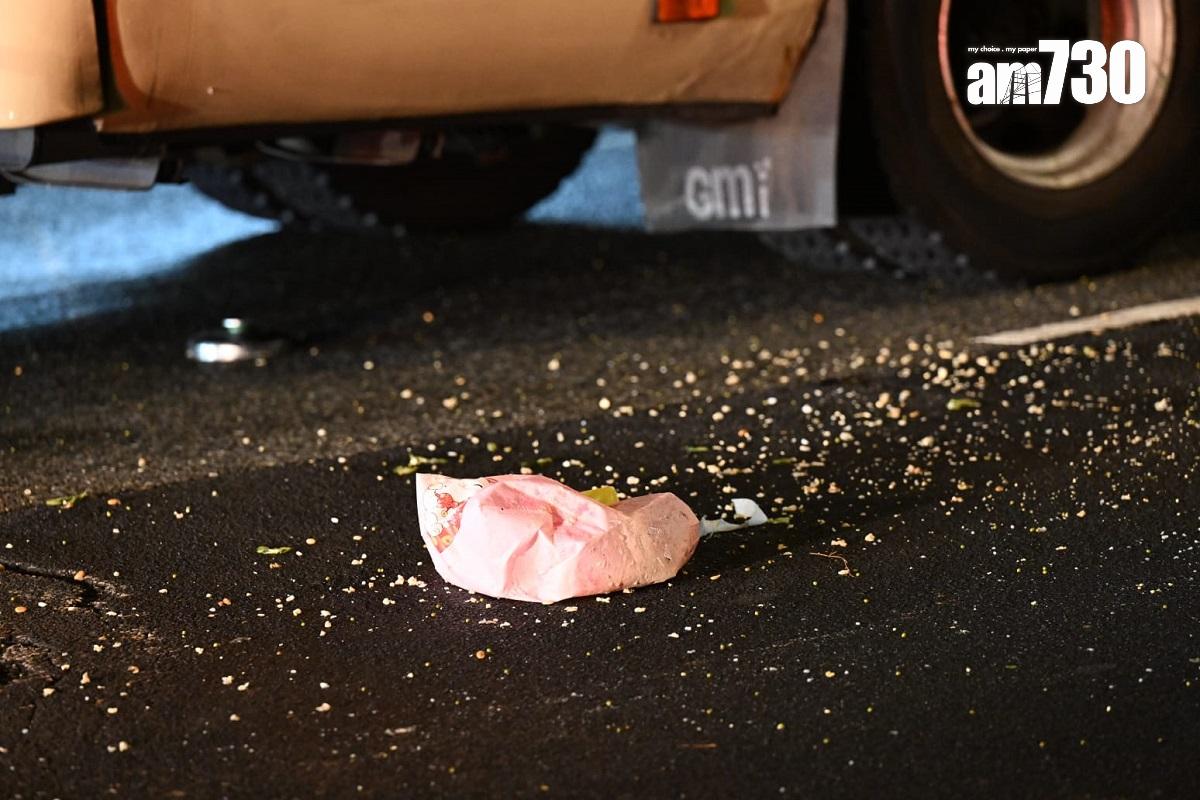 康寧道發生致命交通意外,地上遺有一個環保袋和其他雜物。(陳奕釗攝)