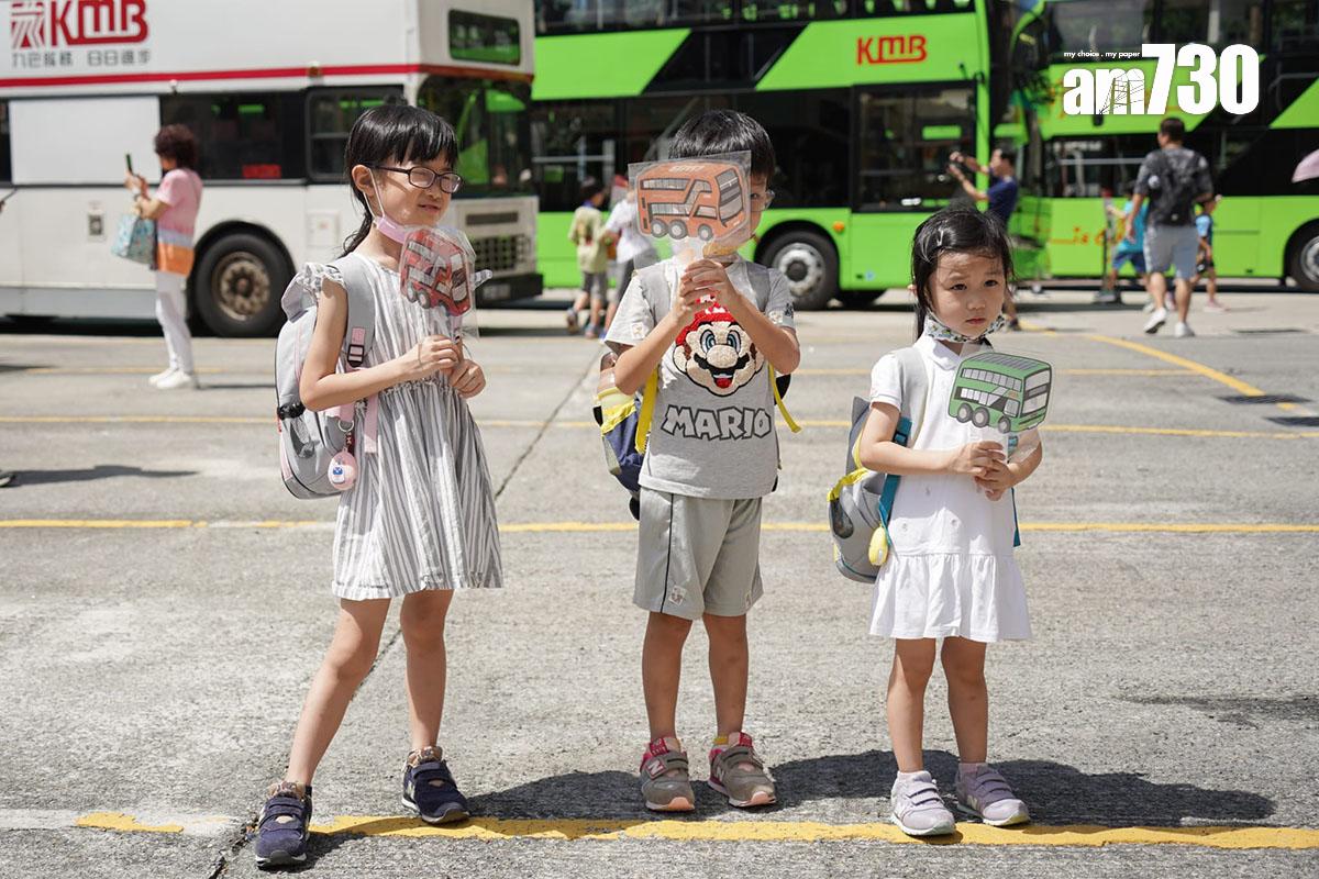 九巴今日再辦招聘體驗日,展出嘅舊式巴士吸引一家大細同巴士迷到場「打卡」。(李睿哲攝)
