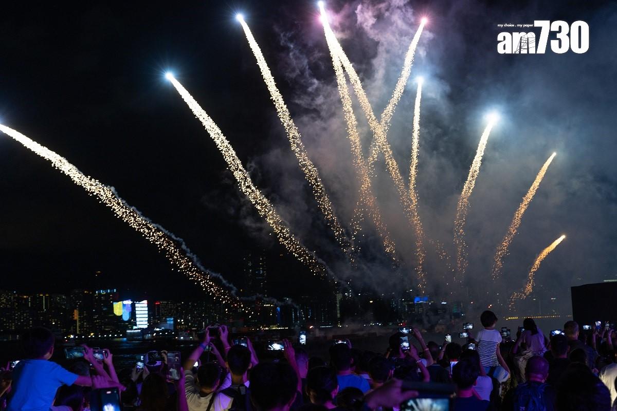 樂聚維港嘉年華包括有水上煙火特效嘅「幻彩詠香江」。(資料圖片/蘇文傑攝)