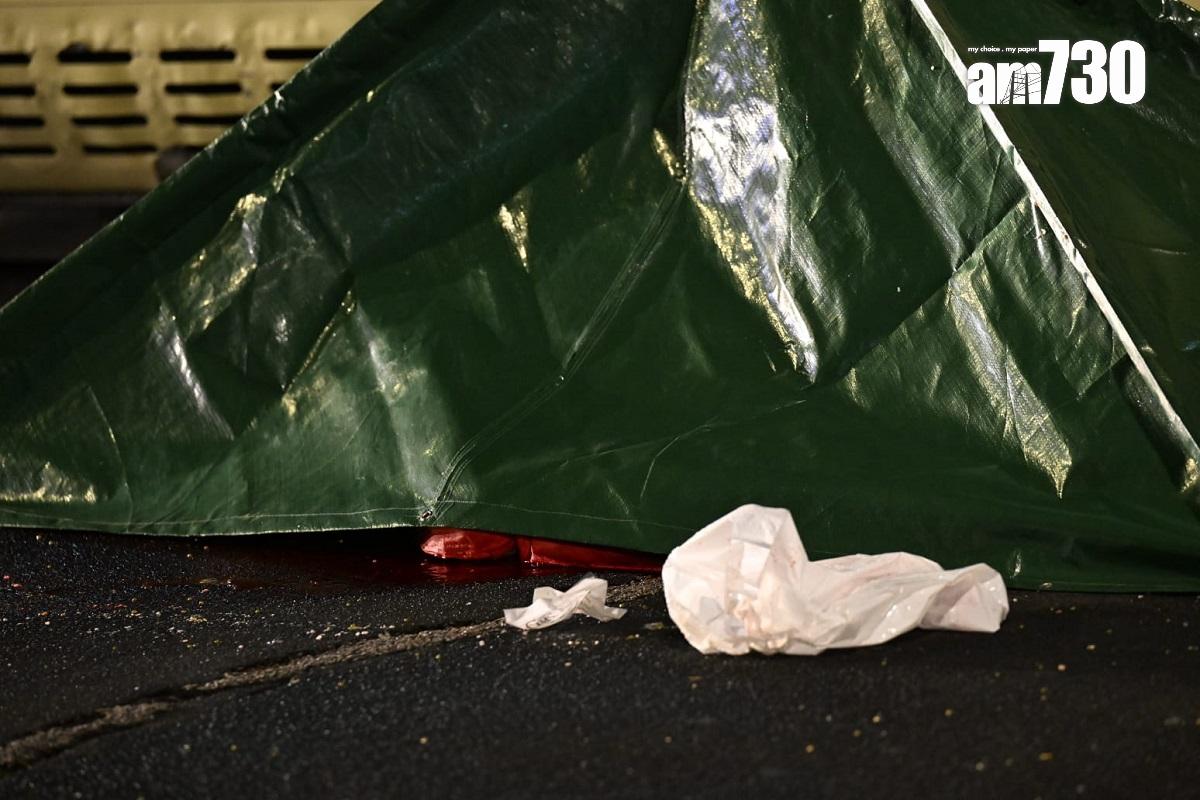 康寧道發生致命交通意外,地上遺有一個環保袋和其他雜物。(陳奕釗攝)