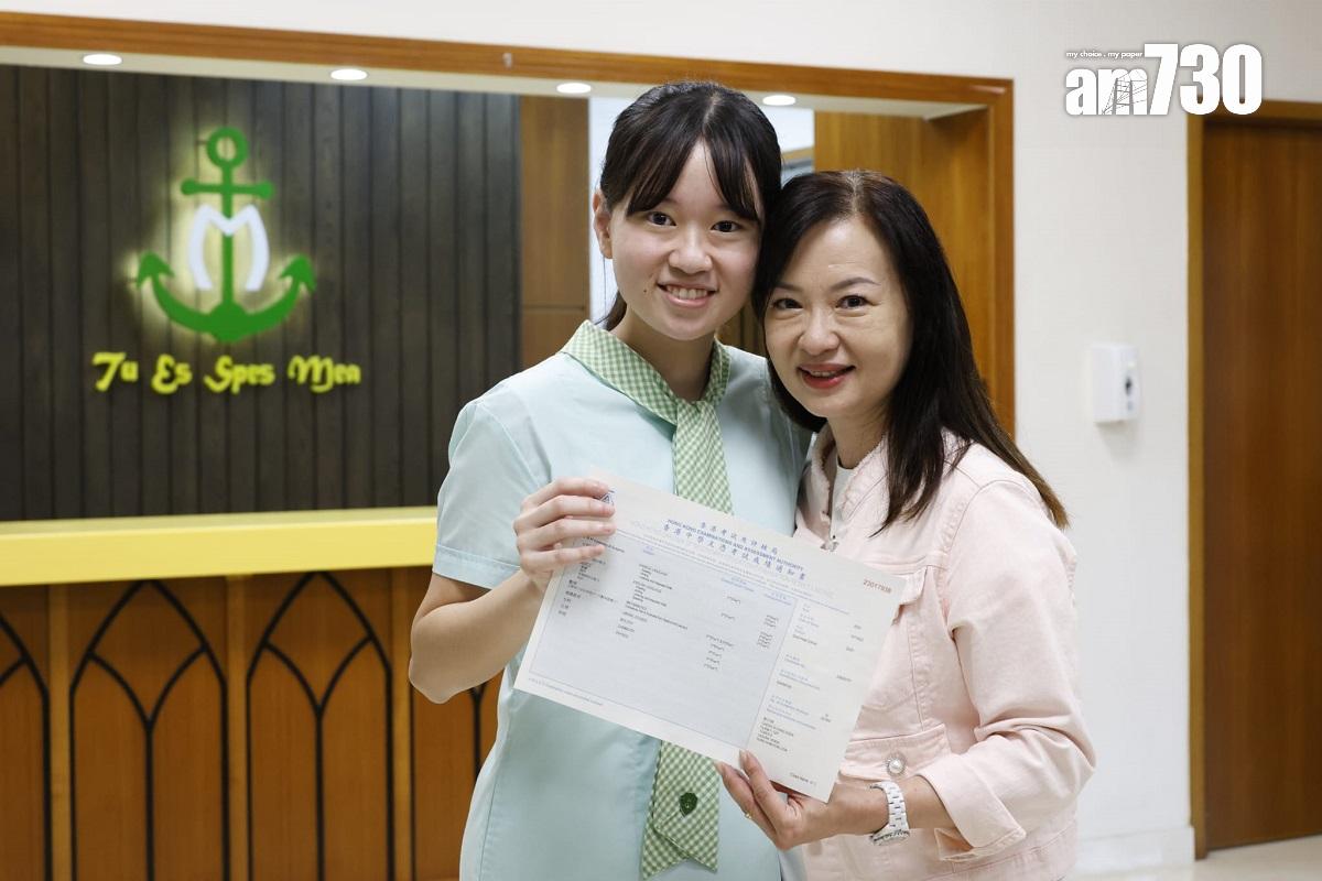 德望學校狀元鄭苡晴(左)與母親手持DSE成績單合影。(林俊源攝)