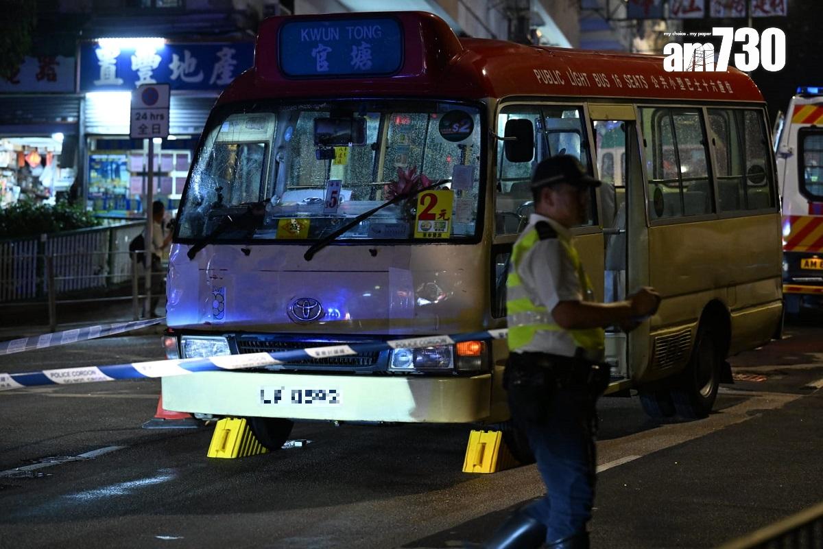 康寧道發生致命交通意外,紅色公共小巴車頭凹陷、擋風玻璃碎裂。(陳奕釗攝)