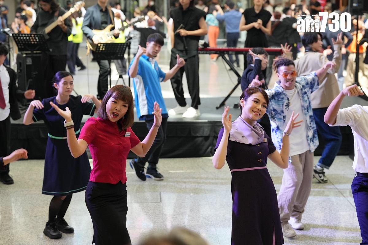 赤鱲角機場今日啟用25周年,機管局喺客運大樓舉行慶祝活動,包括邀請舞蹈員到場跳舞。(陳奕釗攝)