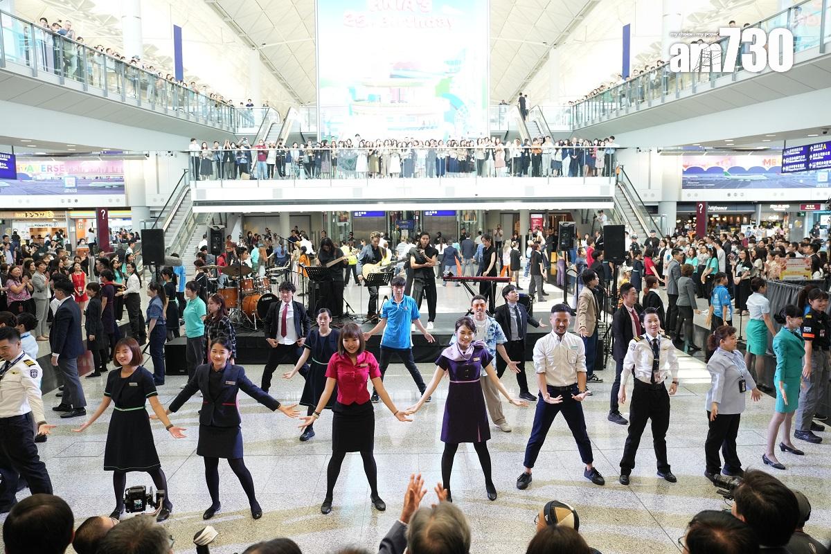 赤鱲角機場今日啟用25周年,機管局喺客運大樓舉行慶祝活動,包括邀請舞蹈員到場跳舞。(陳奕釗攝)