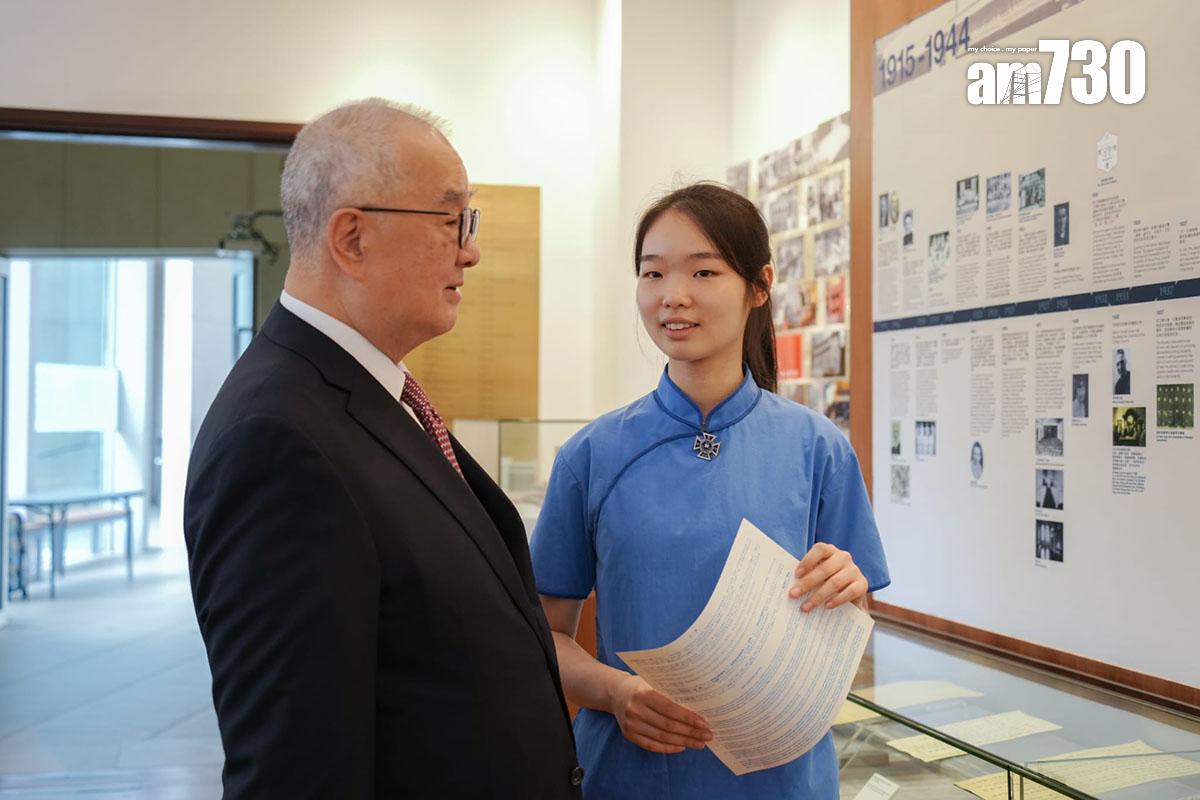 聖保羅男女中學「超級狀元」古冰心(右)。(李睿哲攝)