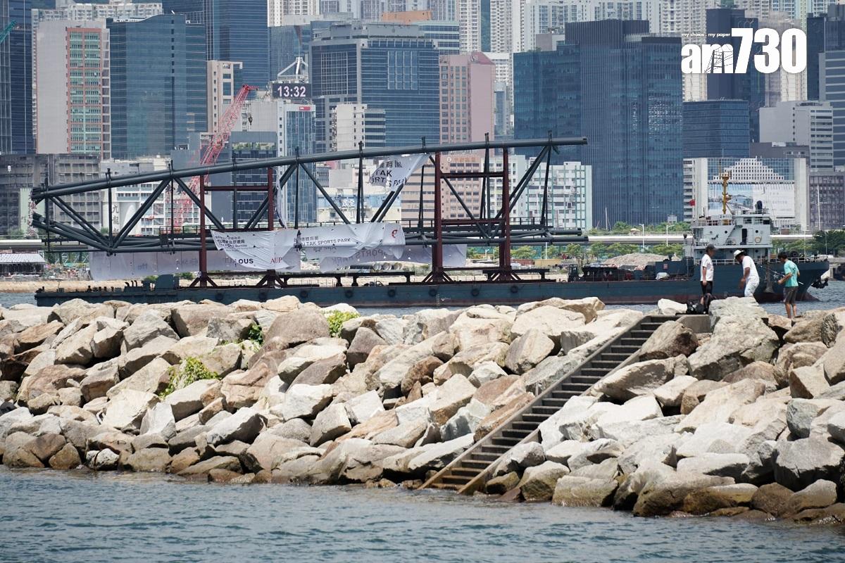 啟德體育園最後一個預製鋼構件,喺啟德機場停用25周年嘅呢一日運抵工地。(李睿哲攝)