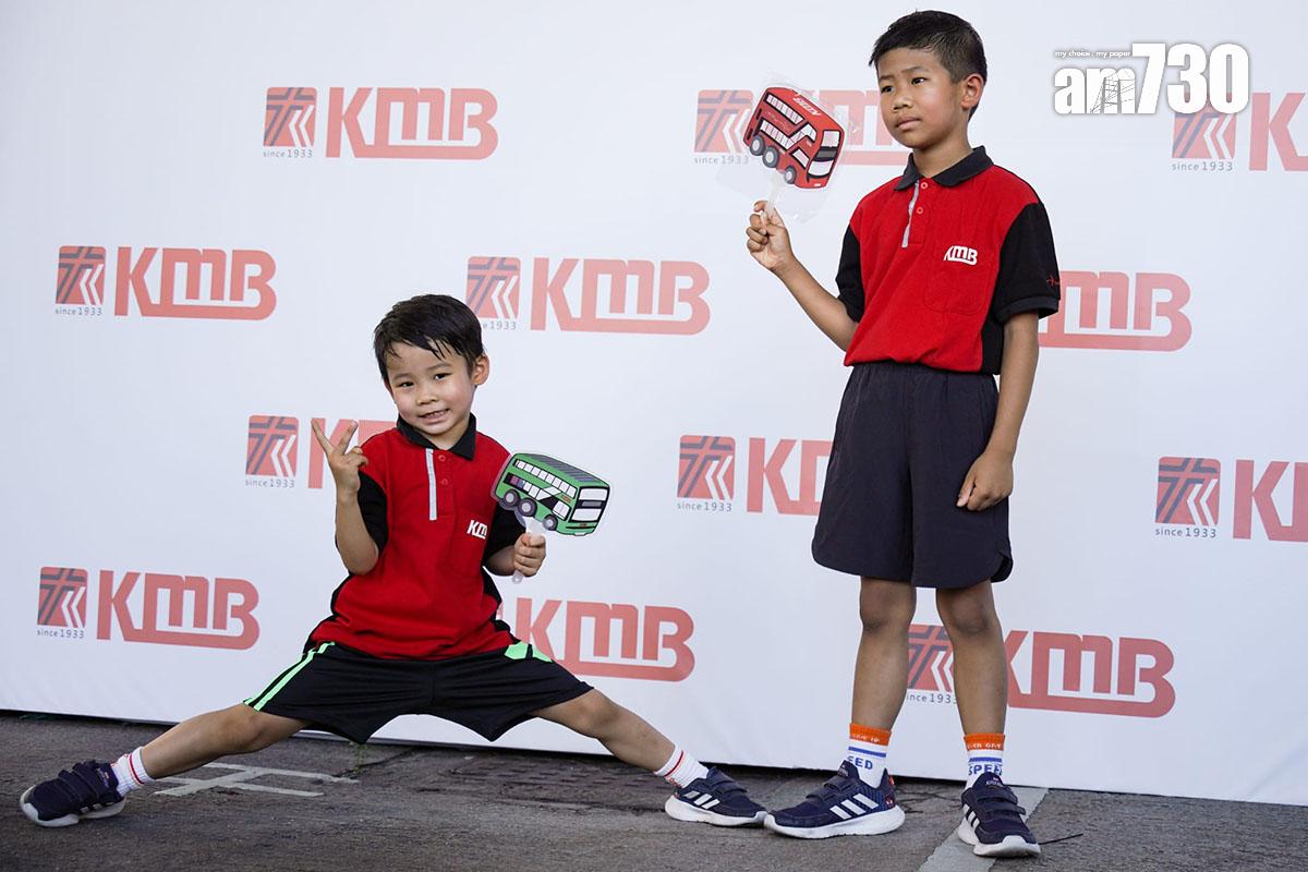 九巴今日再辦招聘體驗日,吸引一家大細同巴士迷到場「打卡」。(李睿哲攝)