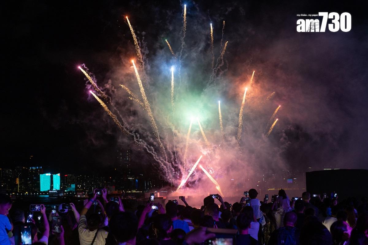 樂聚維港嘉年華包括有水上煙火特效嘅「幻彩詠香江」。(資料圖片/蘇文傑攝)