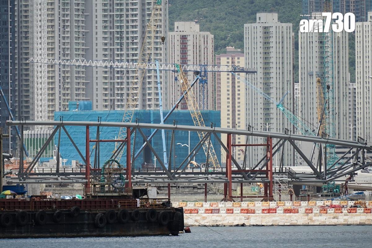 啟德體育園最後一個預製鋼構件,喺啟德機場停用25周年嘅呢一日運抵工地。(李睿哲攝)