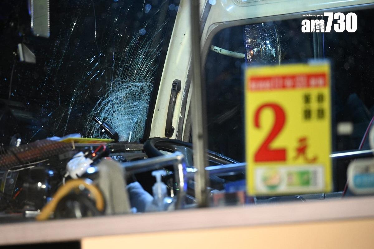 康寧道發生致命交通意外,紅色公共小巴車頭擋風玻璃碎裂。(陳奕釗攝)