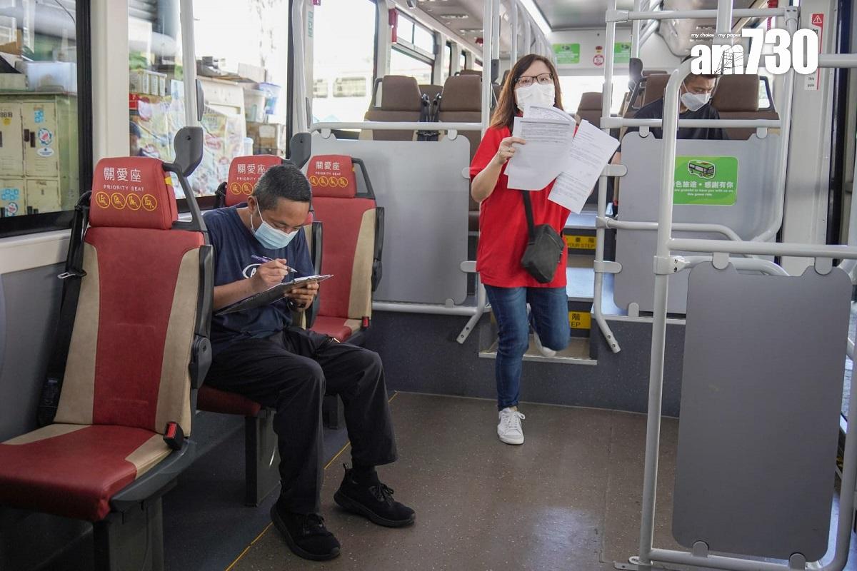 九巴今日再辦招聘體驗日,有市民即場登記見工。(李睿哲攝)