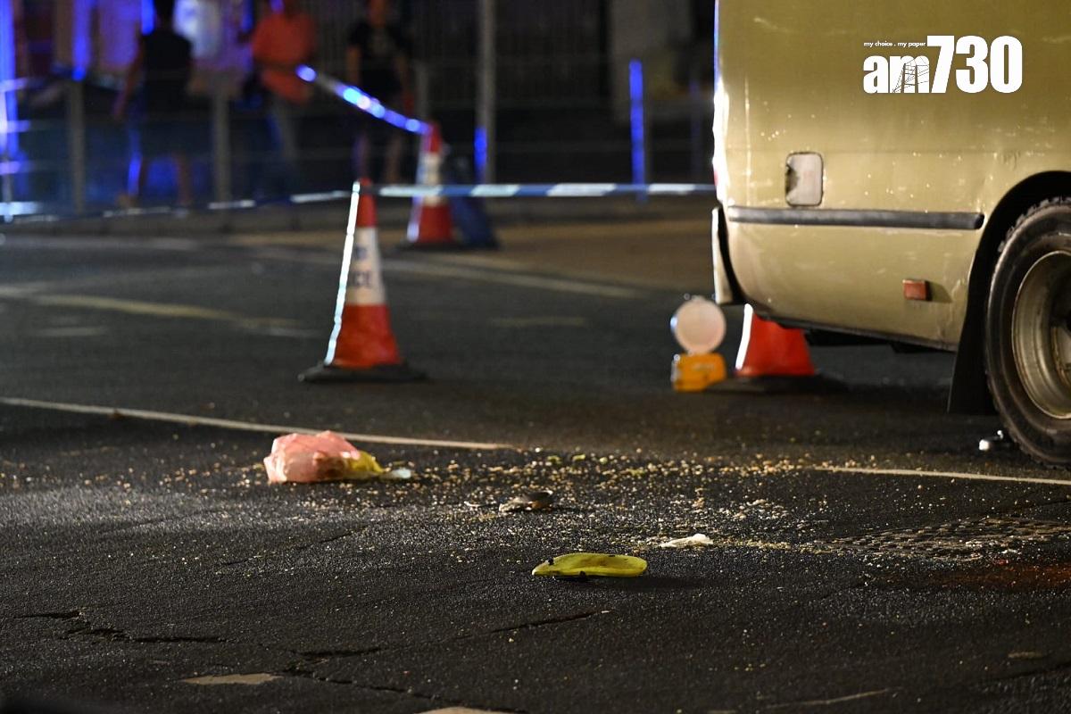 康寧道發生致命交通意外,地上遺有一個環保袋和其他雜物。(陳奕釗攝)