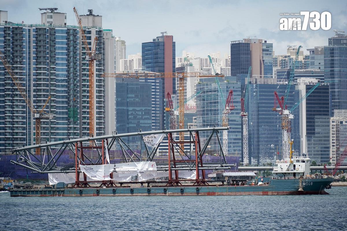 啟德體育園最後一個預製鋼構件,喺啟德機場停用25周年嘅呢一日運抵工地。(李睿哲攝)