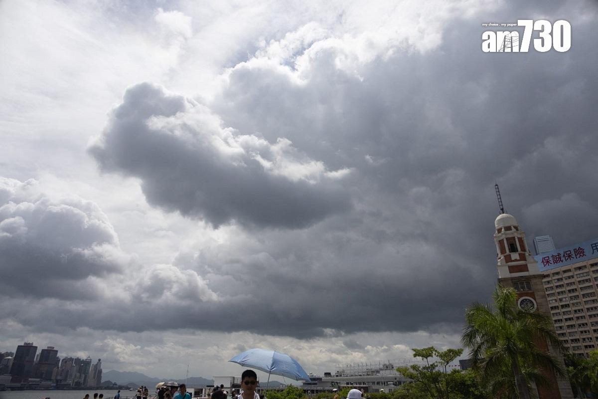 熱帶風暴泰利襲港的周日,下午間中烏雲蓋頂,不少遊客繼續到尖沙咀欣賞維港景色。(蘇文傑攝)