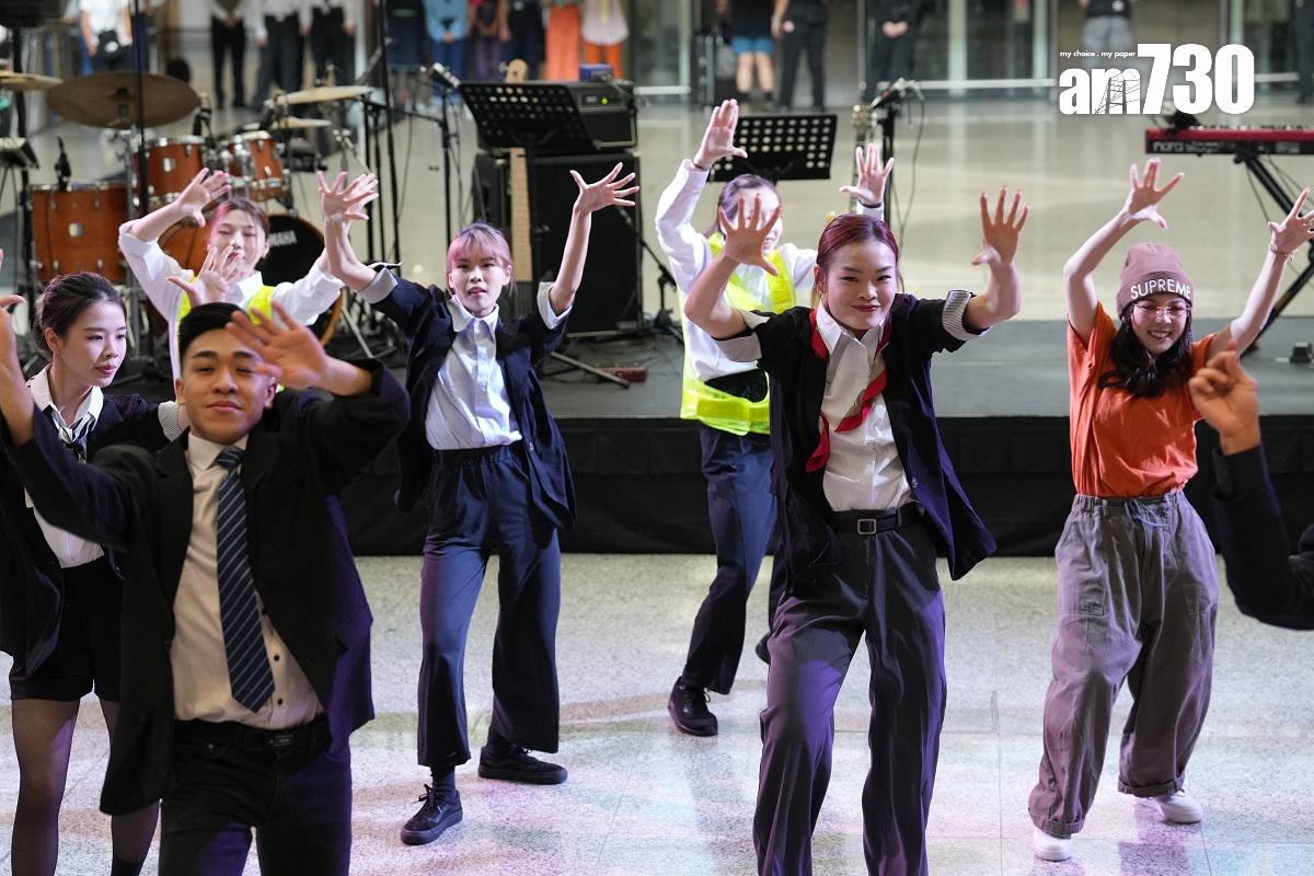 赤鱲角機場今日啟用25周年,機管局喺客運大樓舉行慶祝活動,包括邀請舞蹈員到場跳舞。(陳奕釗攝)