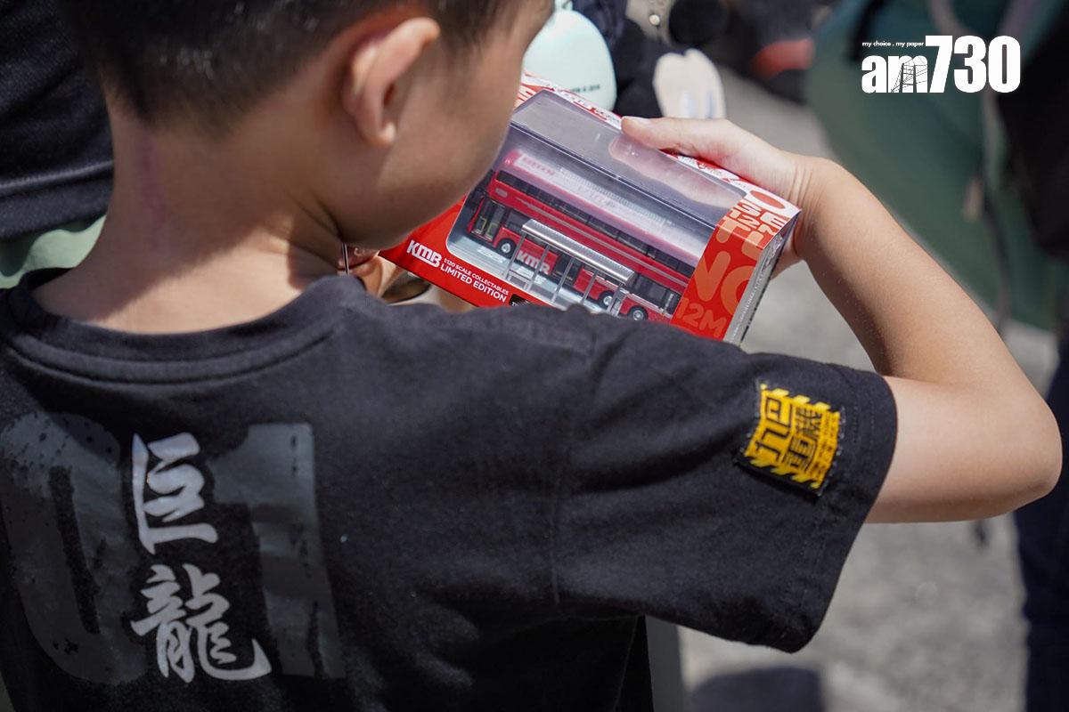 九巴今日再辦招聘體驗日,吸引一家大細同巴士迷到場「打卡」。(李睿哲攝)