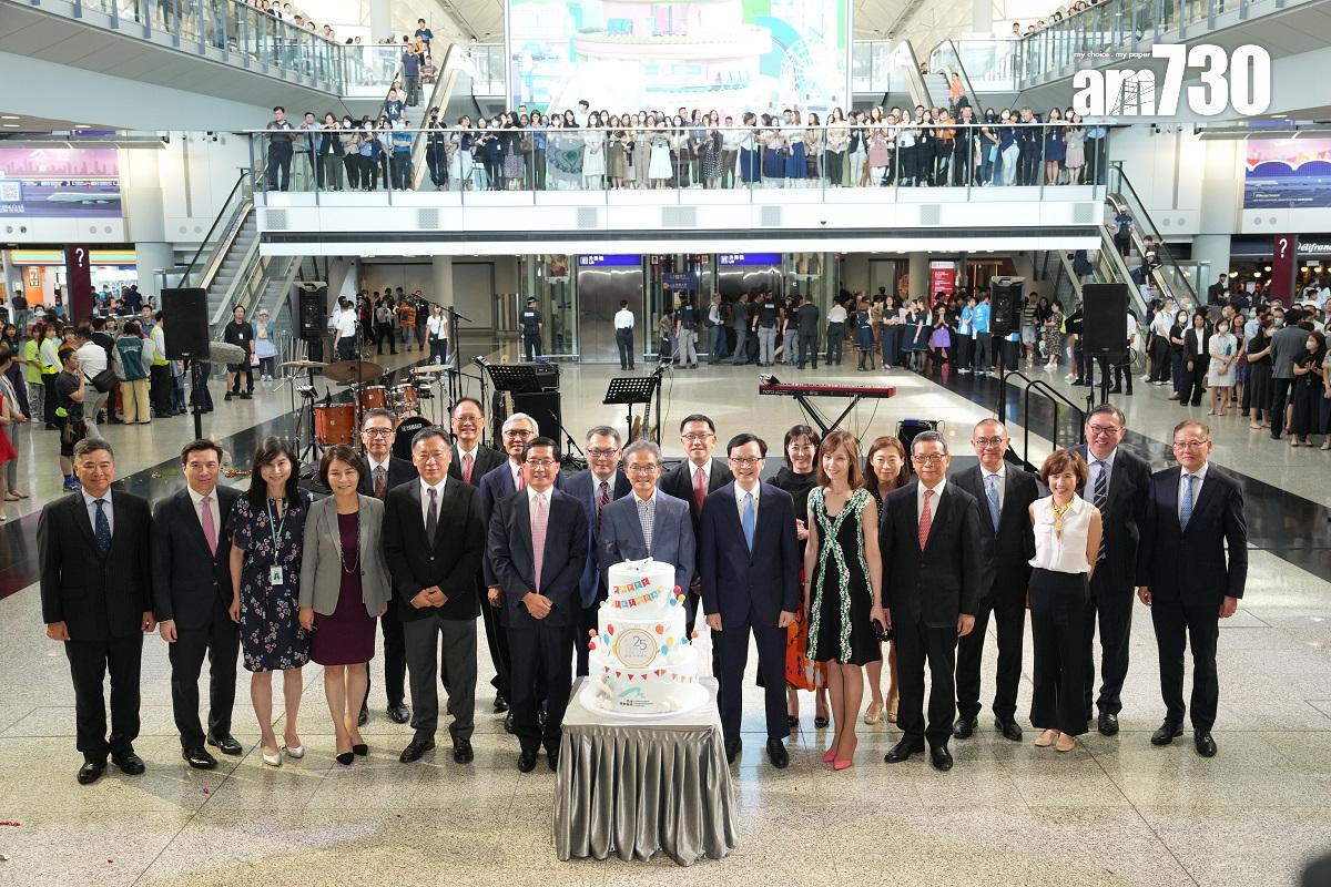 赤鱲角機場今日啟用25周年,機管局喺客運大樓舉行慶祝活動。(陳奕釗攝)