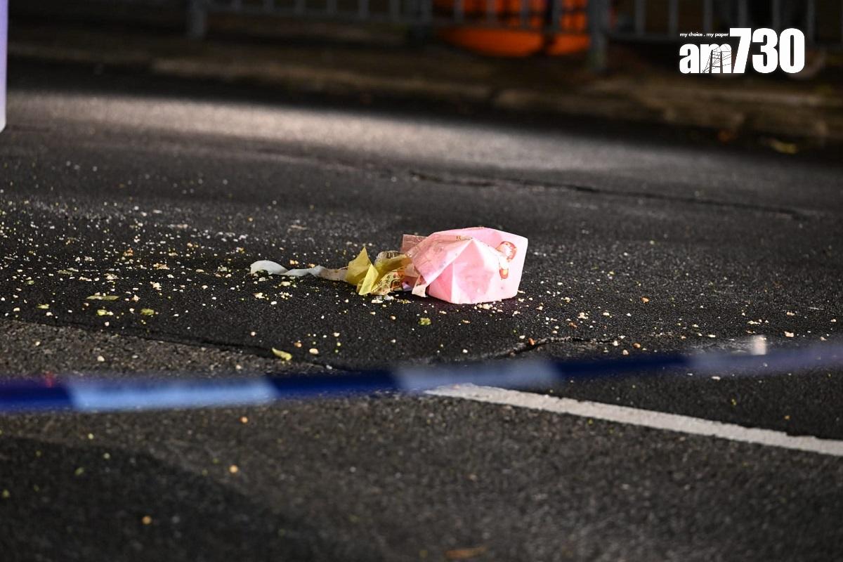 康寧道發生致命交通意外,地上遺有一個環保袋和其他雜物。(陳奕釗攝)
