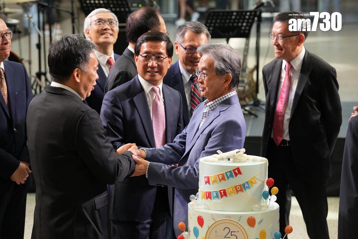 赤鱲角機場今日啟用25周年,機管局喺客運大樓舉行慶祝活動。(陳奕釗攝)