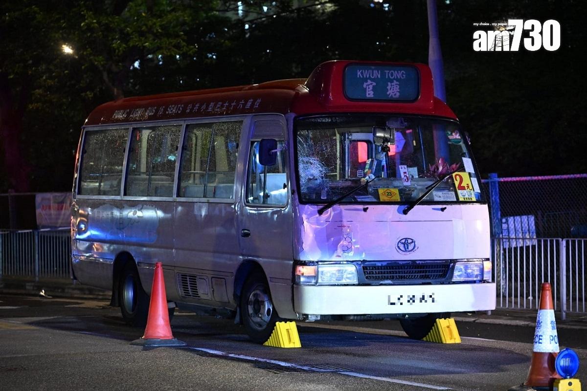 康寧道發生致命交通意外,紅色公共小巴車頭凹陷、擋風玻璃碎裂。(陳奕釗攝)