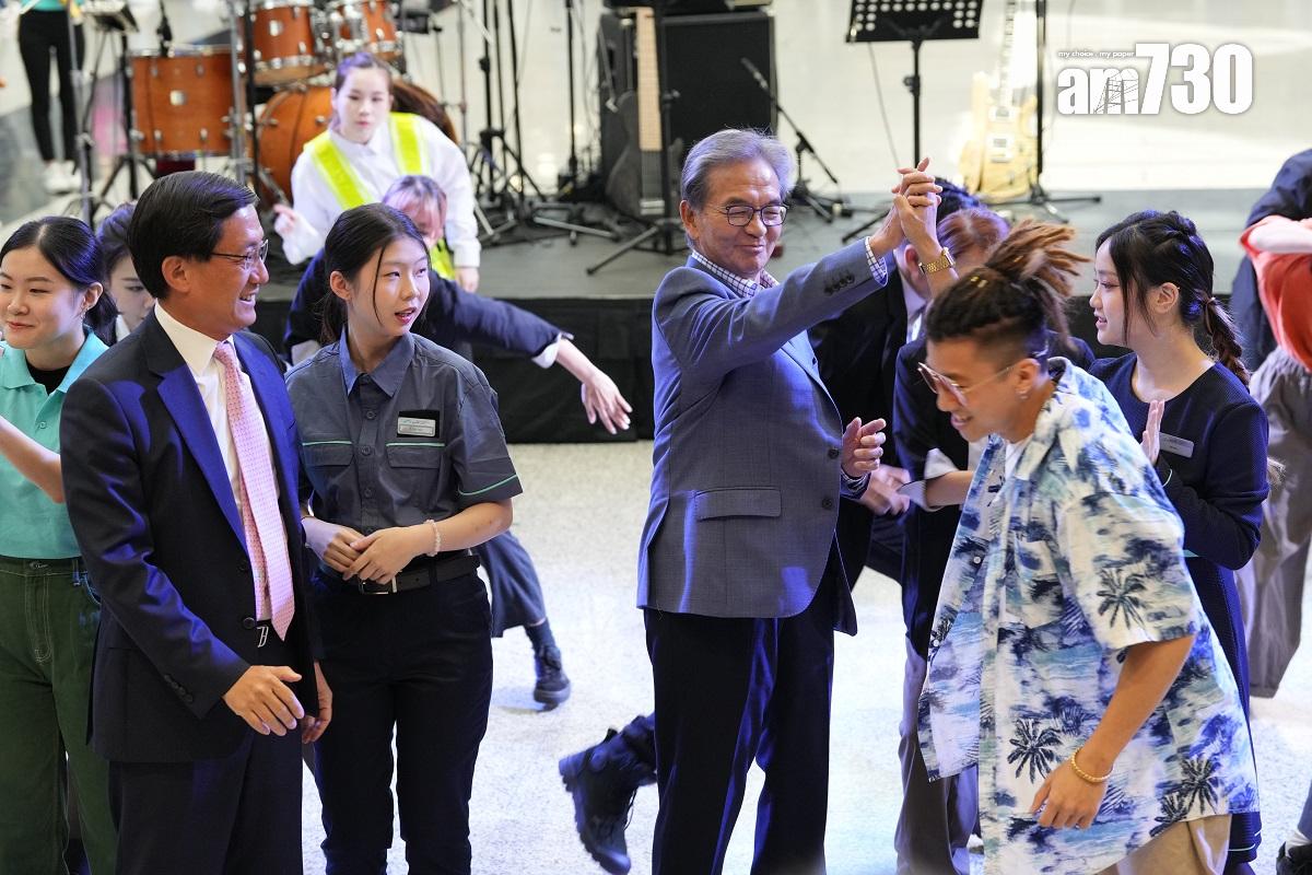 赤鱲角機場今日啟用25周年,機管局喺客運大樓舉行慶祝活動,蘇澤光(右三)跳舞跳得幾開心!(陳奕釗攝)