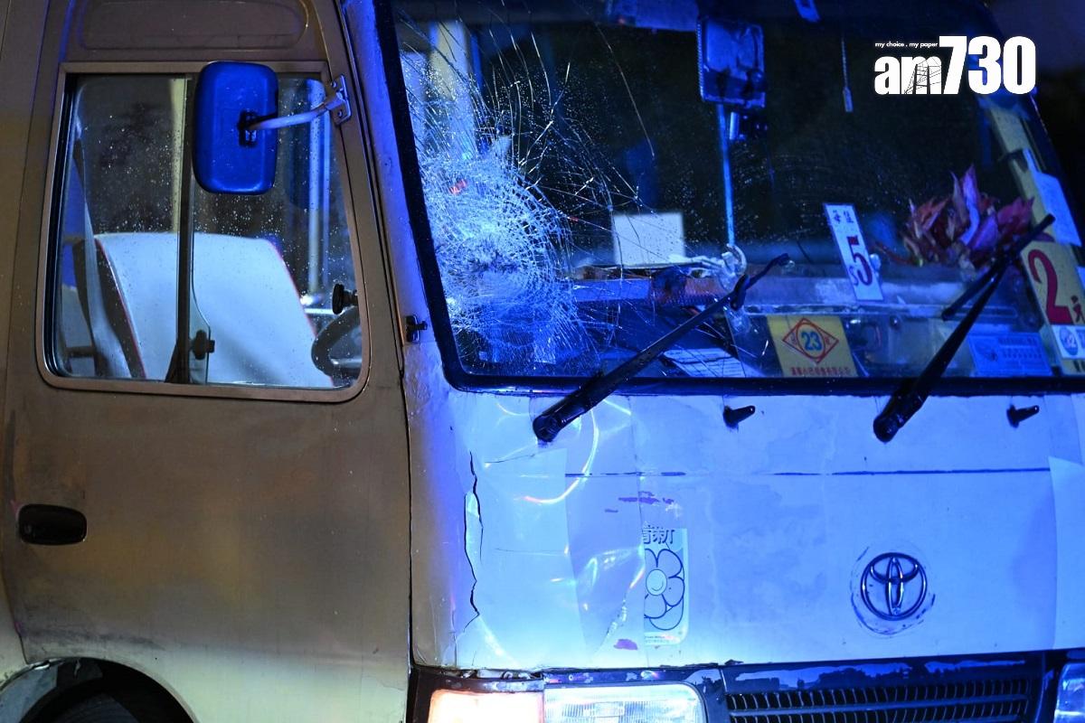 康寧道發生致命交通意外,紅色公共小巴車頭凹陷、擋風玻璃碎裂。(陳奕釗攝)