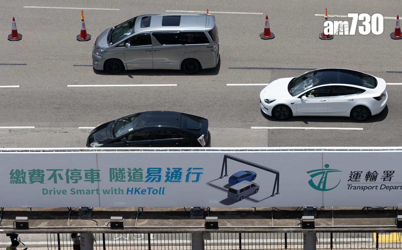 紅磡海底隧道改用「易通行」後首日運作。(蘇文傑攝)