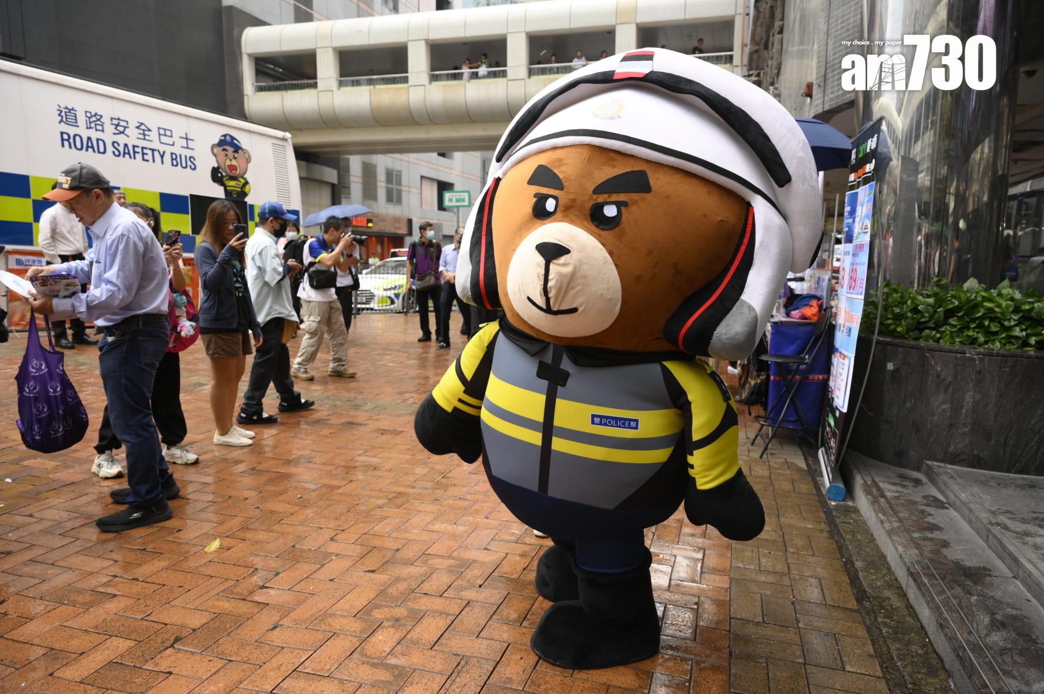 警方在今明兩日推行的宣傳活動結束後,將於下周一起在全港各區嚴厲打擊違例過馬路者。(陳奕釗攝)