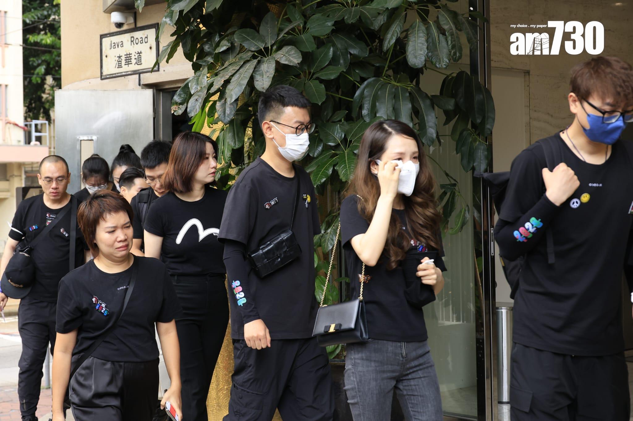 大批歌迷到殯儀館送別Coco。