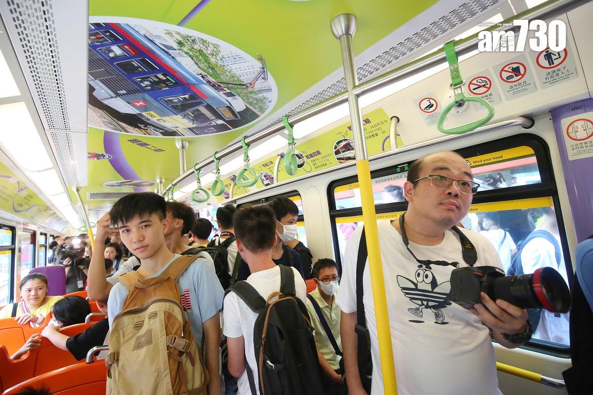 鐵路迷和市民登上「35周年復刻主題輕鐵」參觀。(董立華攝)